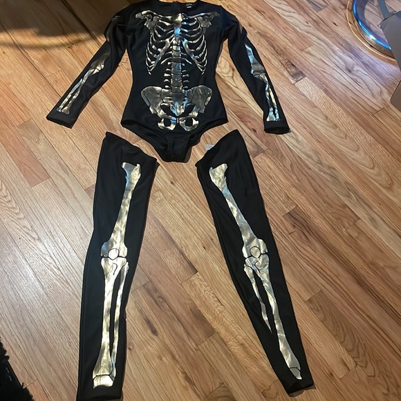 Bad to the Bone gold costume - Picture 14 of 16